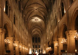 En esta foto aparece el interior de la catedral de Notre Dame, la iglesia Gótica más famosa de París