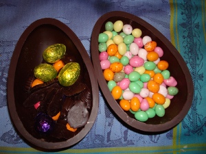 En esta fotografía aparecen las dos partes de un huevo de chocolate, propio de la Semana Santa de París, rellenos de golosinas, caramelos,...