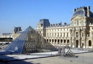 En esta foto aparce el museo más famoso del mundo, el museo del Louvre, localizado en París. Es famoso por las hermosas maravillas que esta posee en su interior y de la que todos sus visitantes se quedan fascinados. Aparece reflejado la fachada de este museo junto a la pirámide de cristal, formada por rombos y cuadrados.