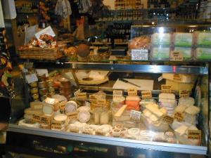 En esta foto aparece reflejado una gran variedad de quesos parisinos.