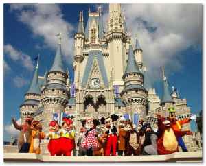 En esta foto aparece reflejado los personajes principales del parque de atracciones más destacado en París, Disneyland París un parque muy conocido a nivel internacional.