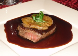 En esta foto aparece un plato típico de París, los tournedos-rossini. Este plato contiene carne de buey, hígado y un brindis.